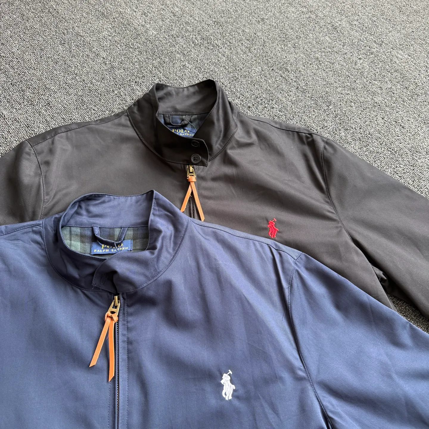 P240 model number G84 - Ralph Lauren/Ralph Lauren's men's and women's old cadre zipper stand collar jacket - the same style as Yi Mengling. Recommended by many fashion bloggers, the Harrington jacket's lapel zipper windproof design perfectly blends casual style and street trend elements, and is very suitable for neutral wear. The fabric texture of the jacket is excellent and comfortable to wear. It is a very versatile and trendy jacket. Original development, 100% pure cotton fabric, exquisite embroidery, evergreen style for all seasons, feel free to buy it, retro will never go out of style!  Color: Black Navy Size: S M L XL